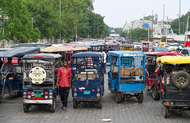 New Delhi: E-rickshaws at pickup stand