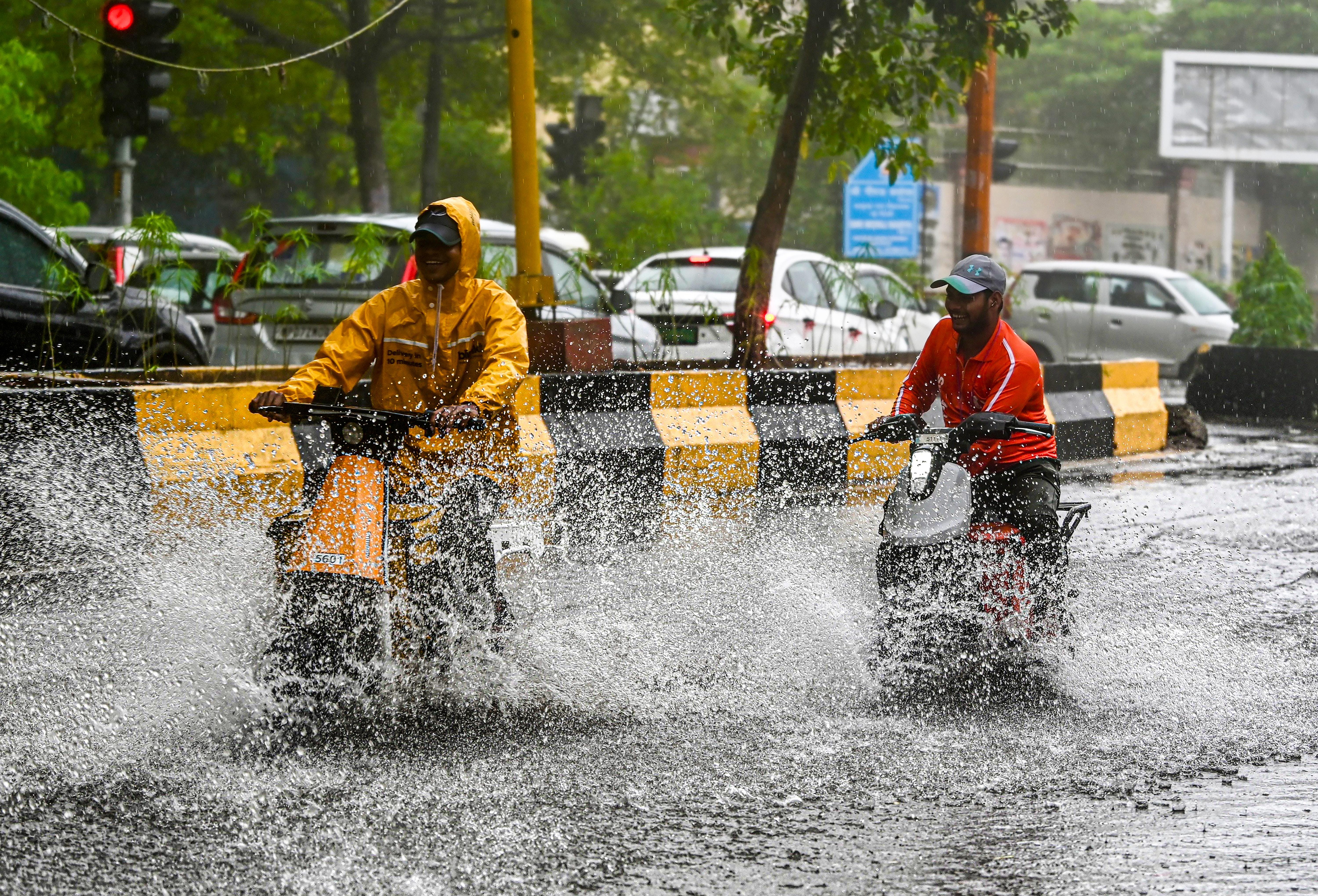 New Delhi: Heavy rain lashes the national capital
