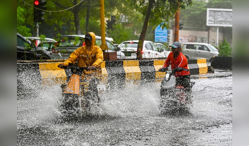 New Delhi: Heavy rain lashes the national capital