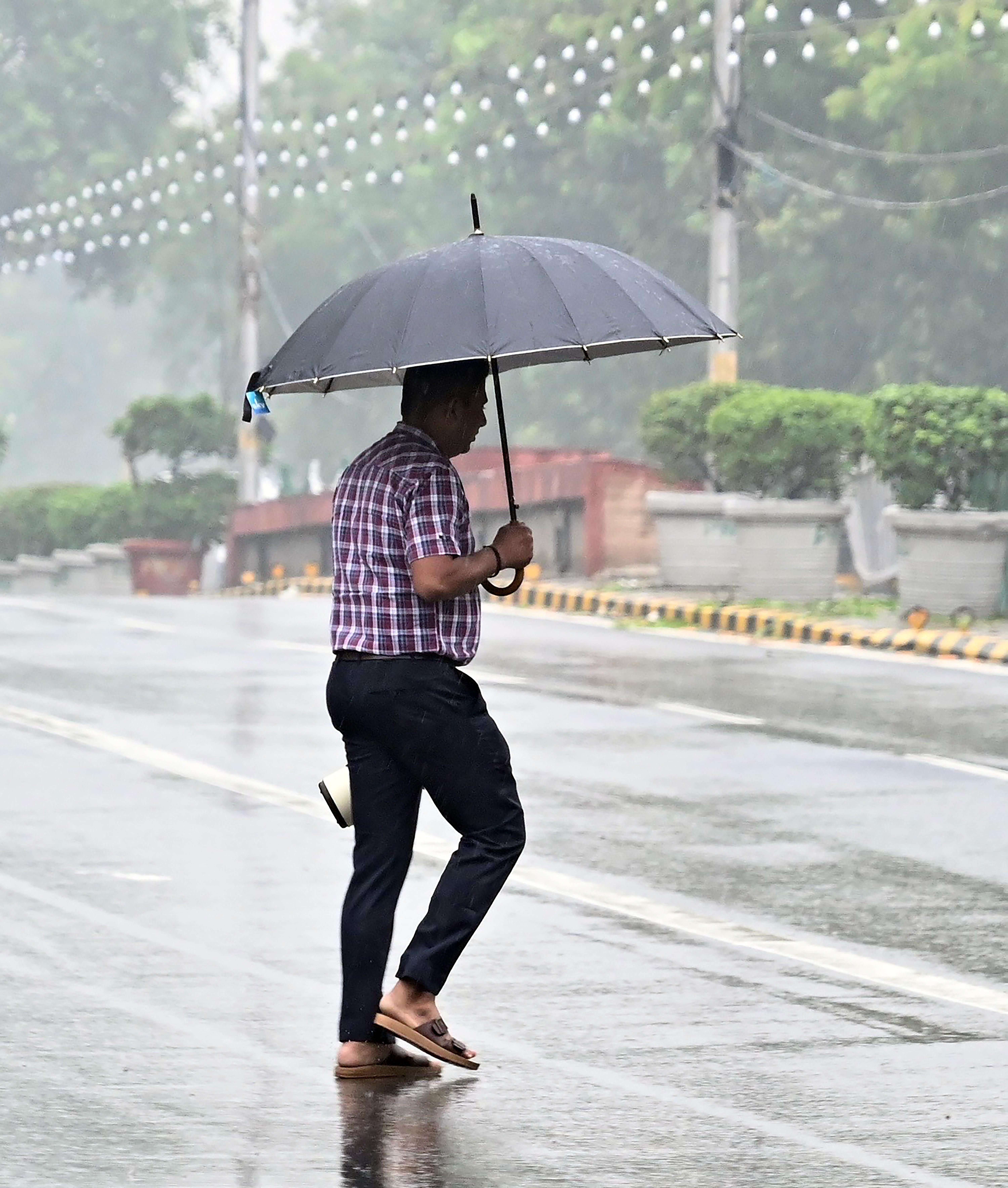 New Delhi: Heavy rain lashes the national capital