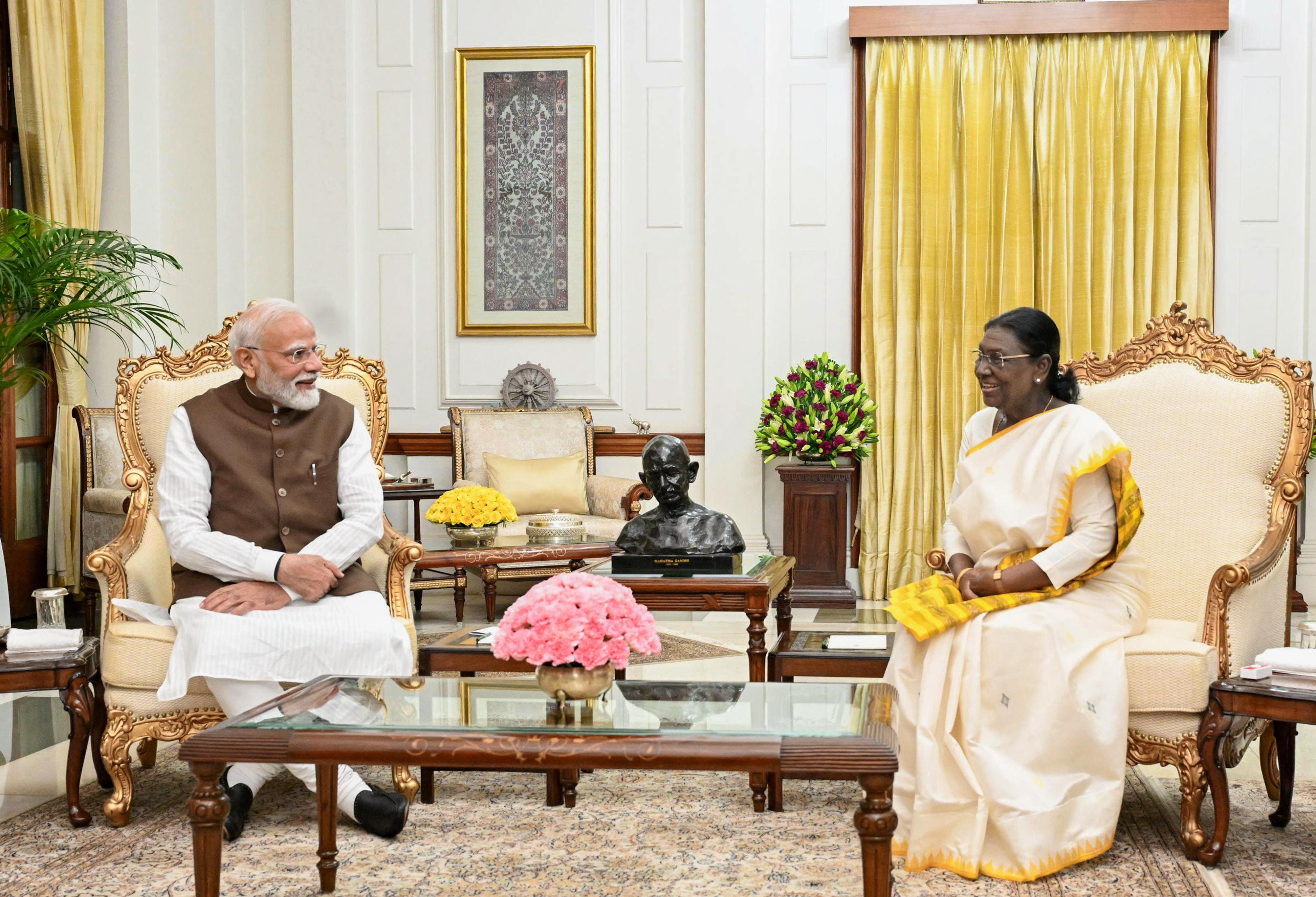 New Delhi: PM Modi calls on President Murmu