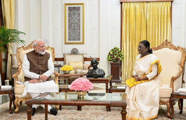 New Delhi: PM Modi calls on President Murmu