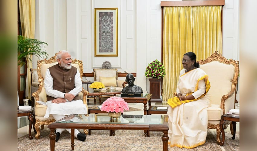 New Delhi: PM Modi calls on President Murmu