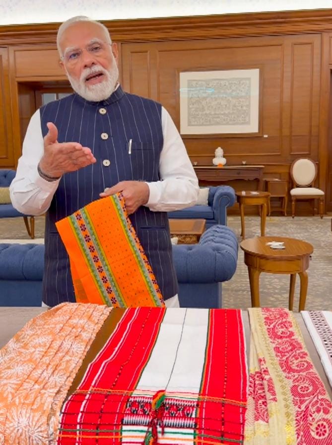 New Delhi: PM Modi promotes National Handloom Day