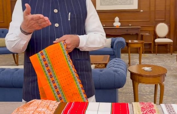 New Delhi: PM Modi promotes National Handloom Day
