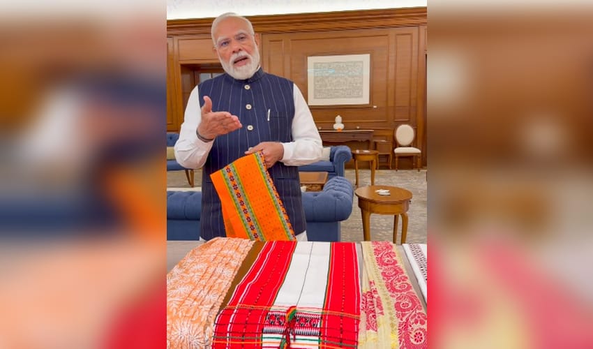New Delhi: PM Modi promotes National Handloom Day