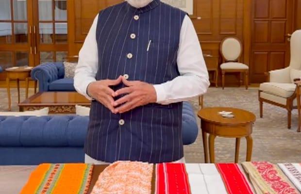 New Delhi: PM Modi promotes National Handloom Day