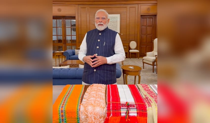 New Delhi: PM Modi promotes National Handloom Day