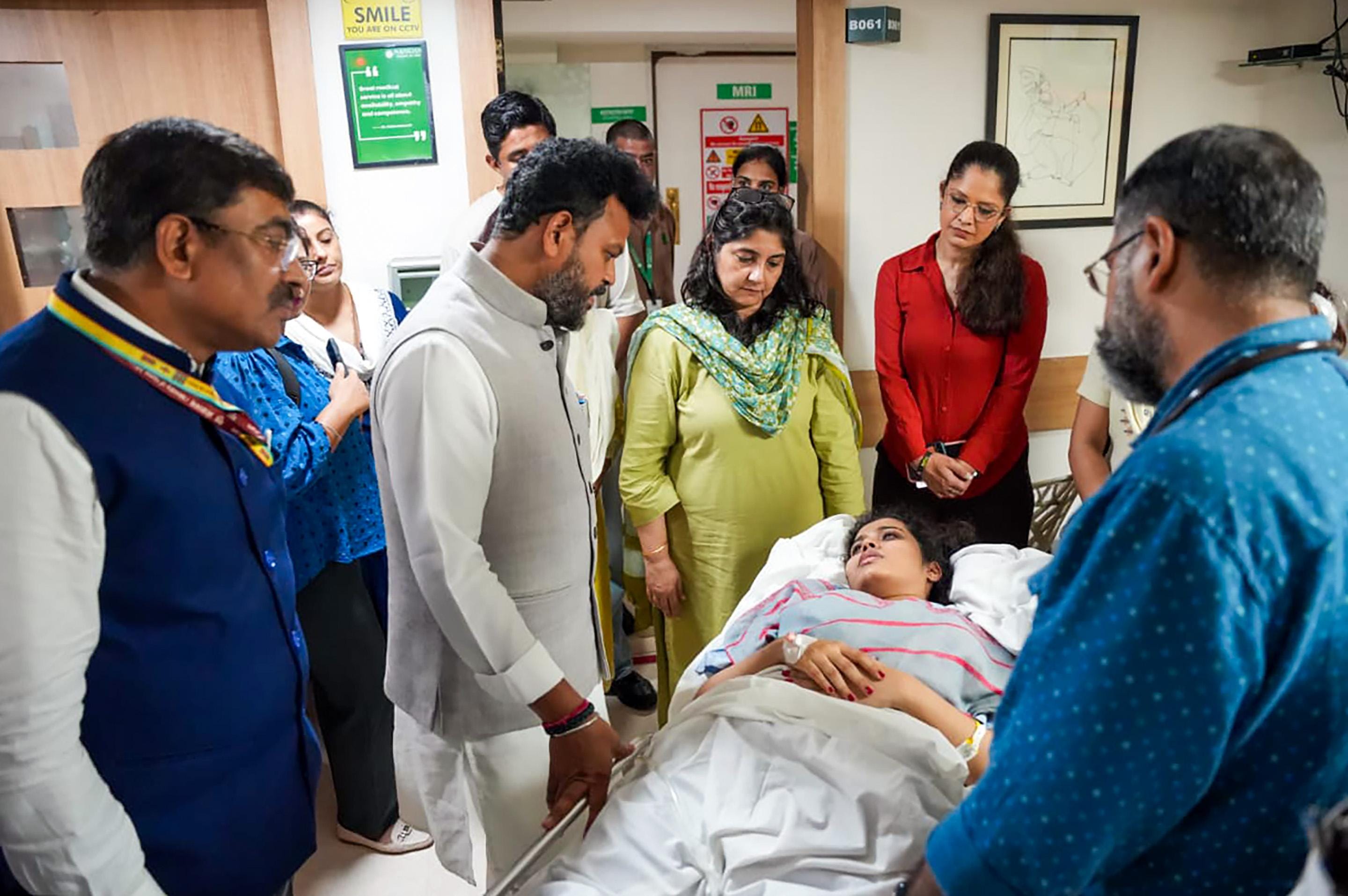 New Delhi: Ram Mohan Naidu visits injured Air India passengers