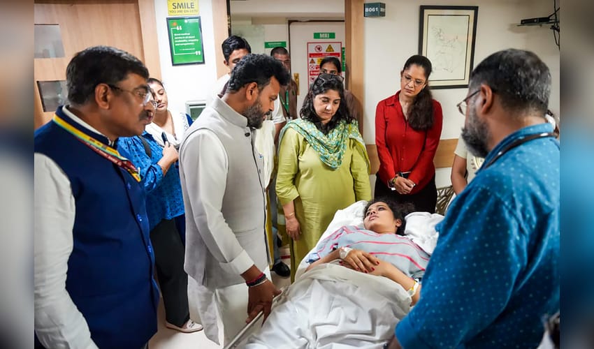 New Delhi: Ram Mohan Naidu visits injured Air India passengers