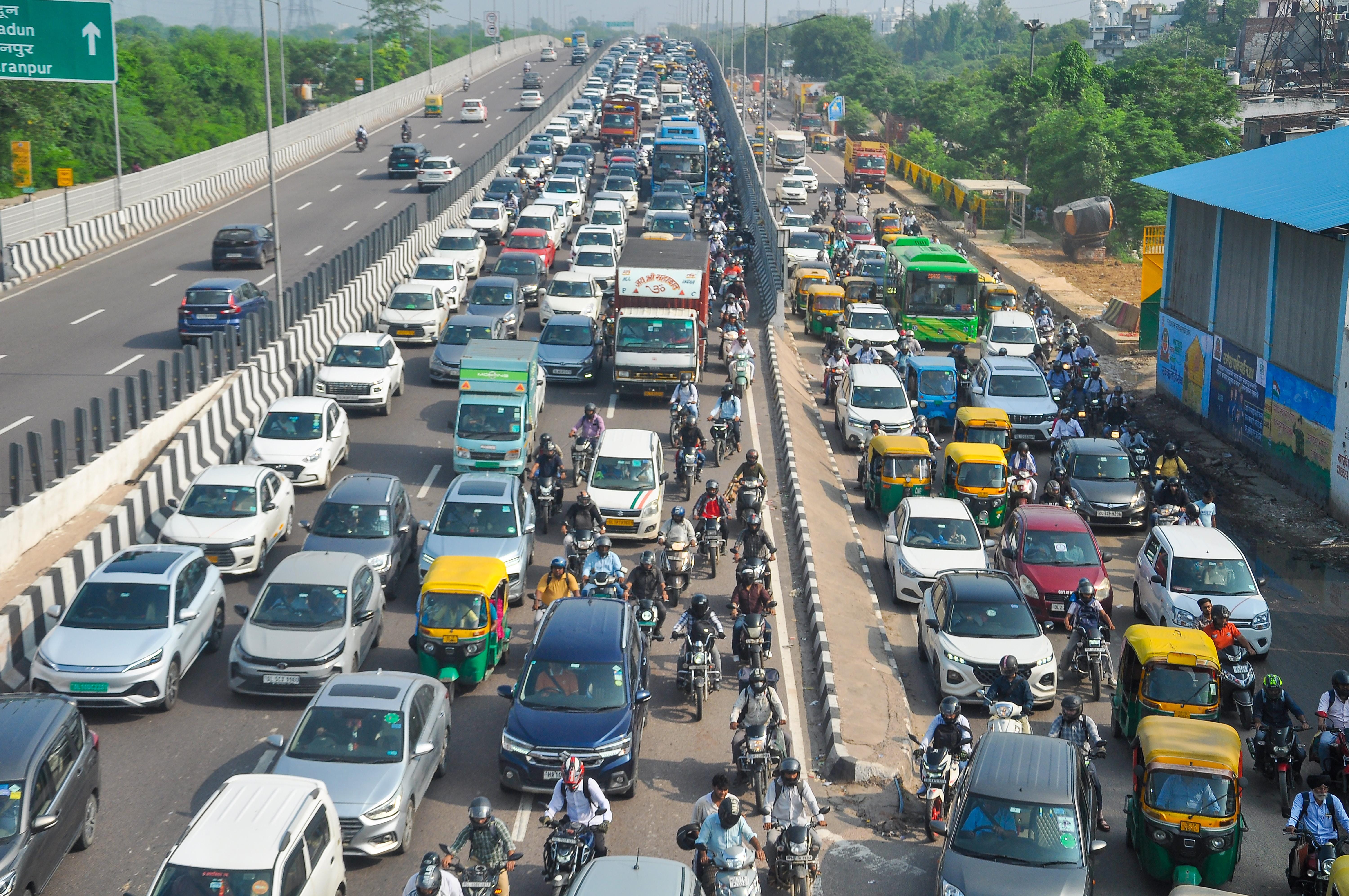 New Delhi: Traffic congestion at Geeta Colony