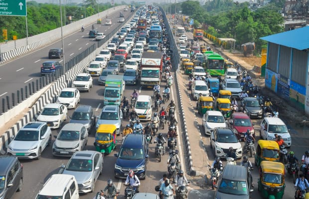 New Delhi: Traffic congestion at Geeta Colony