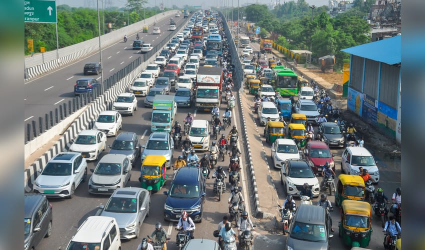 New Delhi: Traffic congestion at Geeta Colony