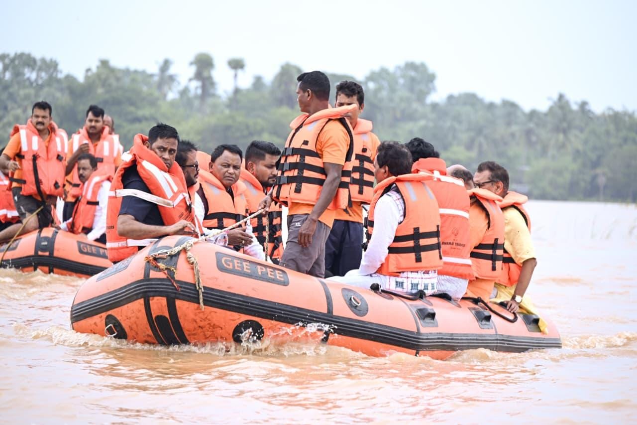 Odisha CM reviews flood relief operations (Photo: @MohanMOdisha/X)