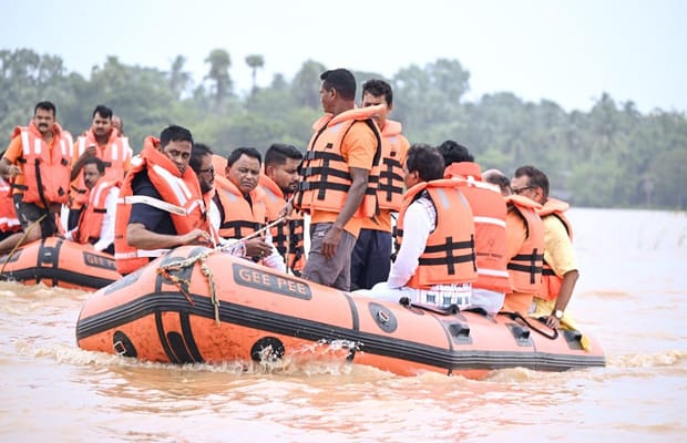 Odisha CM reviews flood relief operations (Photo: @MohanMOdisha/X)
