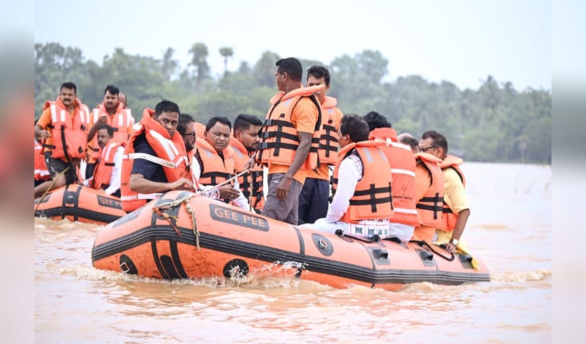 Odisha CM reviews flood relief operations (Photo: @MohanMOdisha/X)