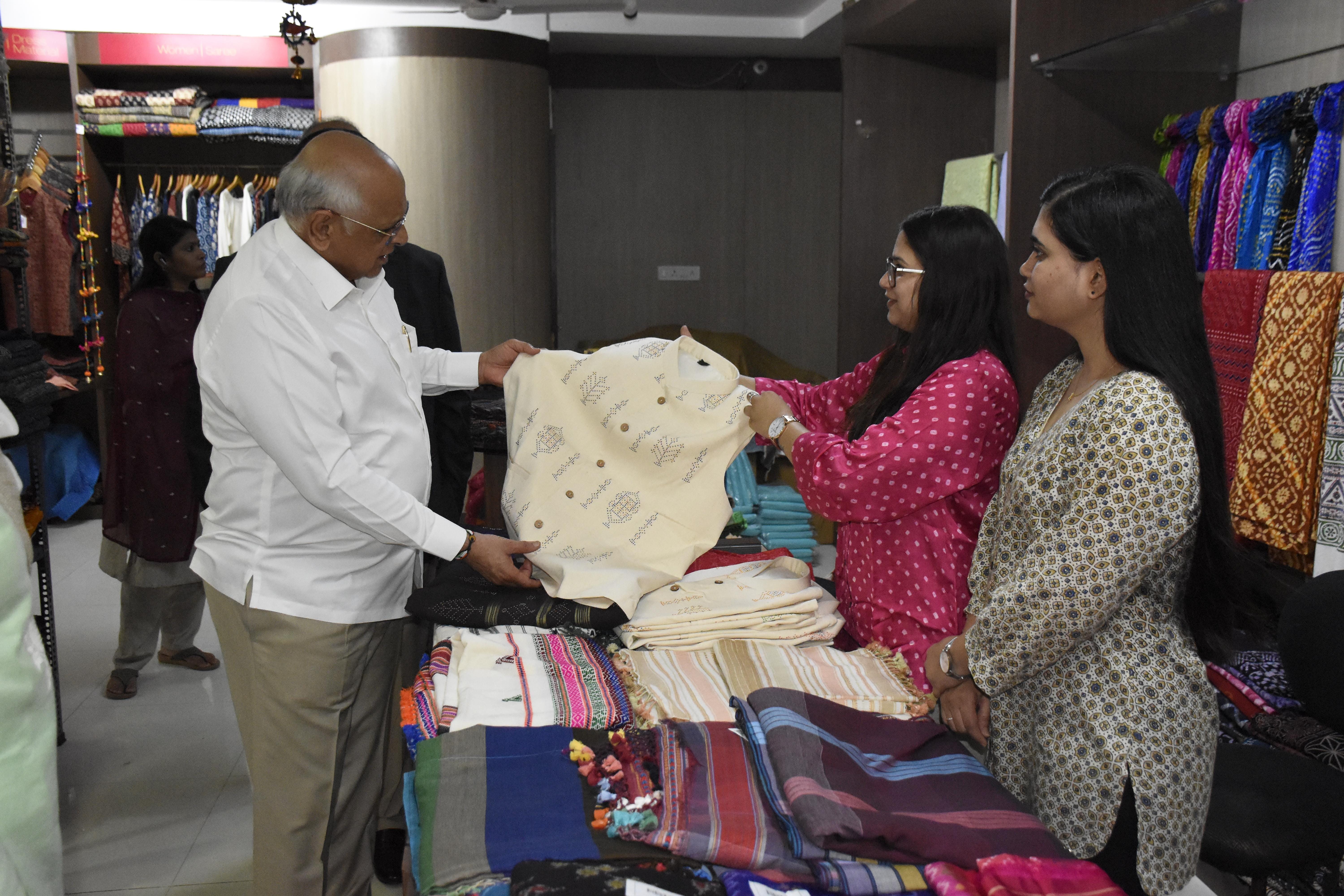 On National Handloom Day, Gujarat CM purchases handloom products to support rural artisans
