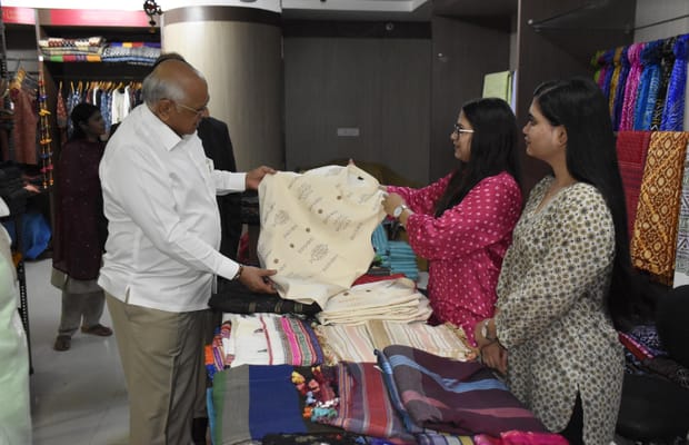 On National Handloom Day, Gujarat CM purchases handloom products to support rural artisans