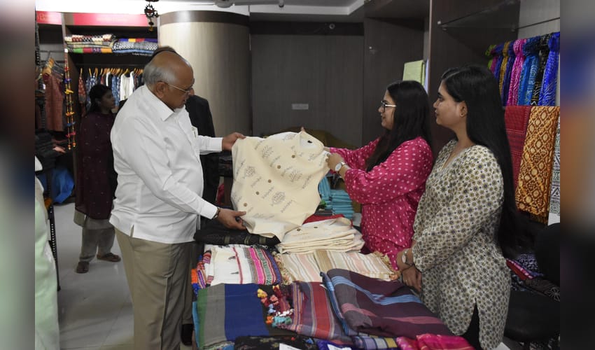 On National Handloom Day, Gujarat CM purchases handloom products to support rural artisans