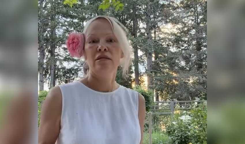 Pamela Anderson’s mantra: Live romantically wherever you are