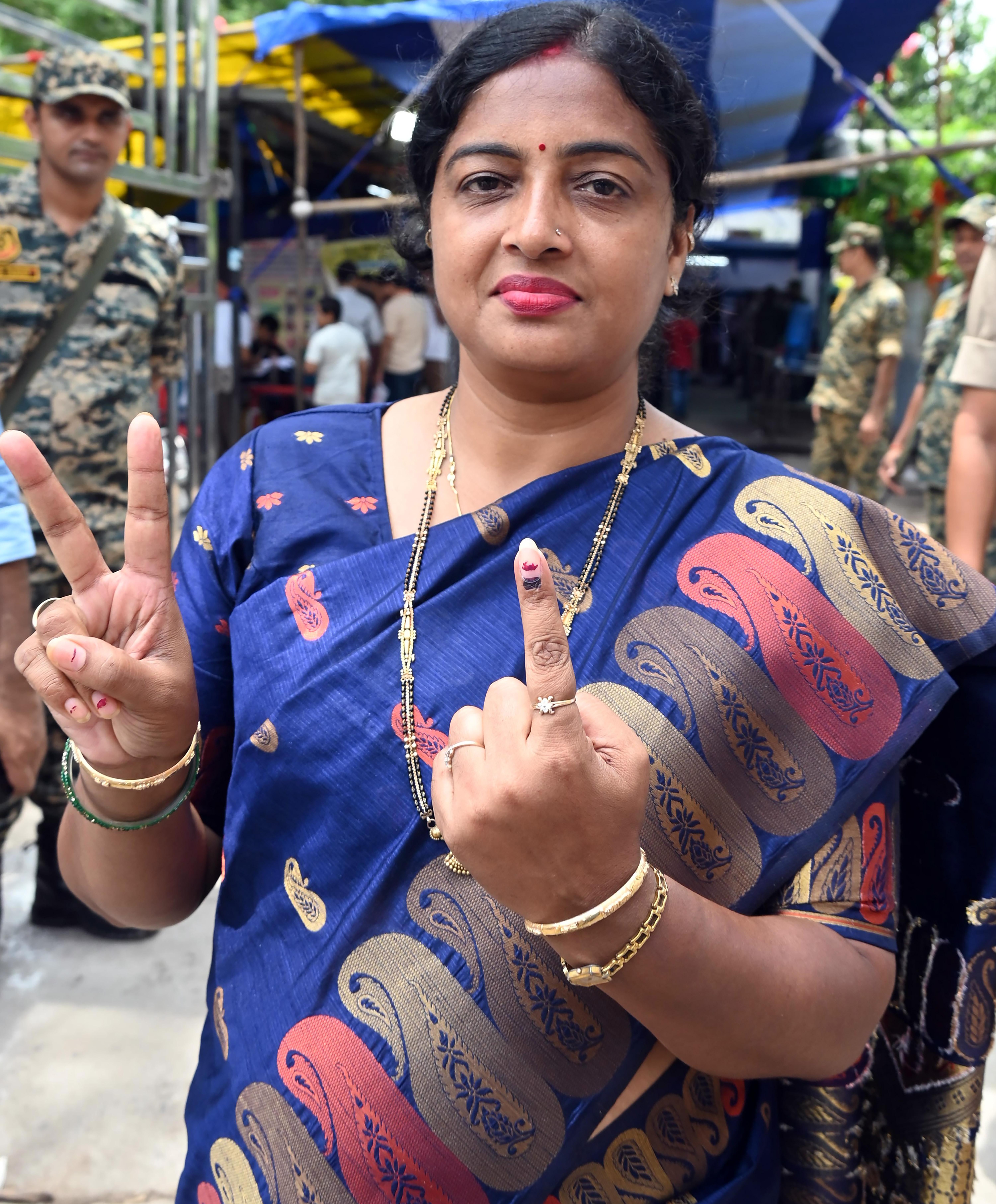 Patna: RJD candidate Rekha Gupta casts vote in Bankipur by-election