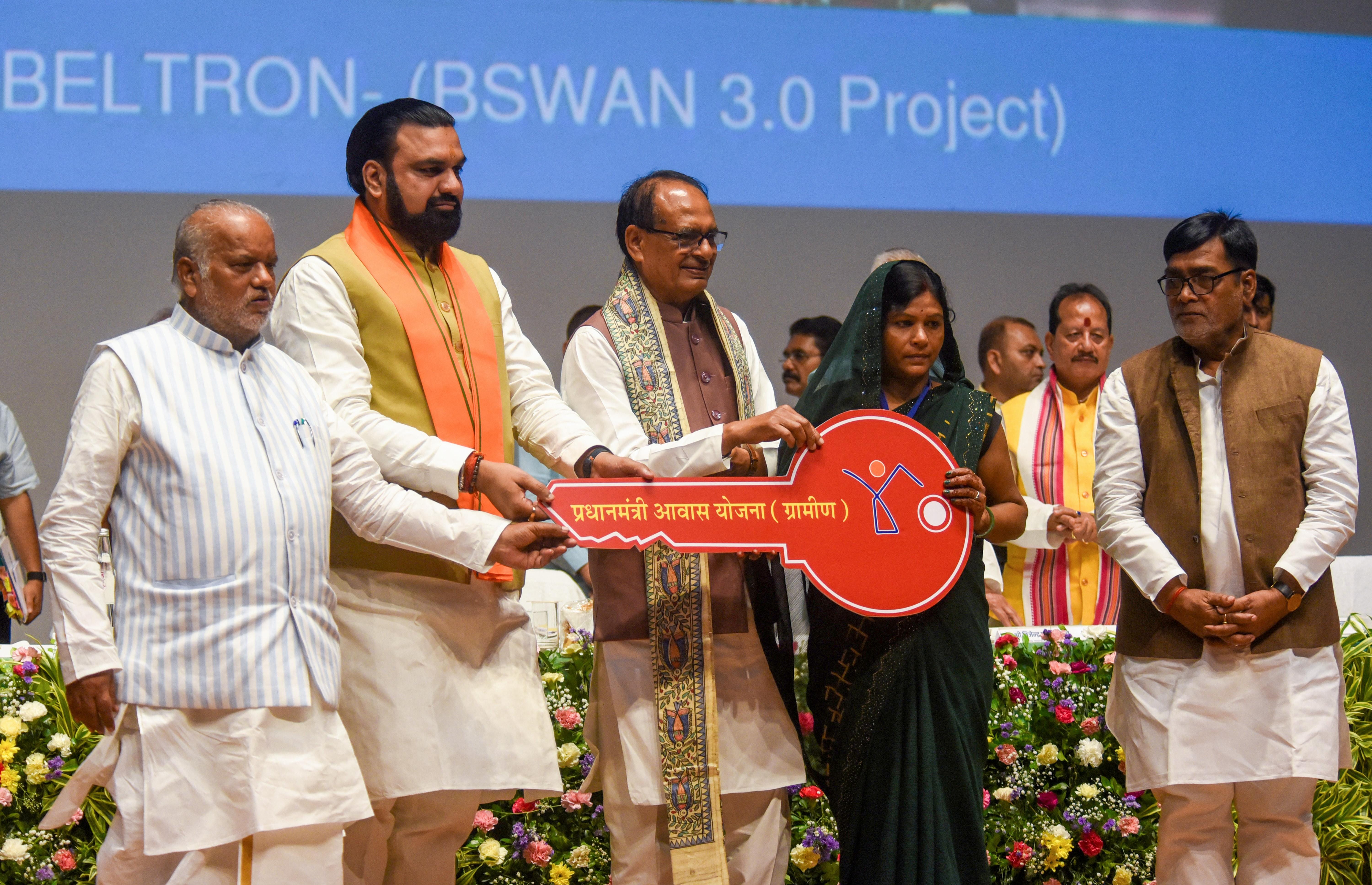 Patna: Shivraj Singh Chouhan distributes PMAY-G benefits to beneficiaries