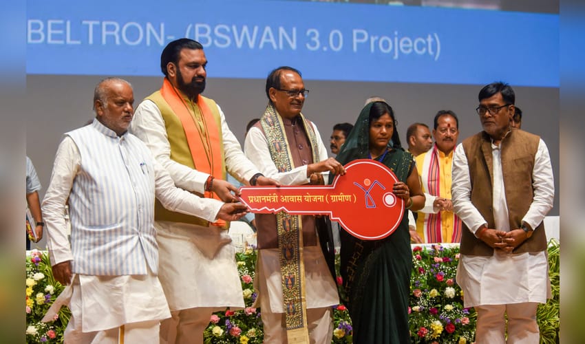 Patna: Shivraj Singh Chouhan distributes PMAY-G benefits to beneficiaries