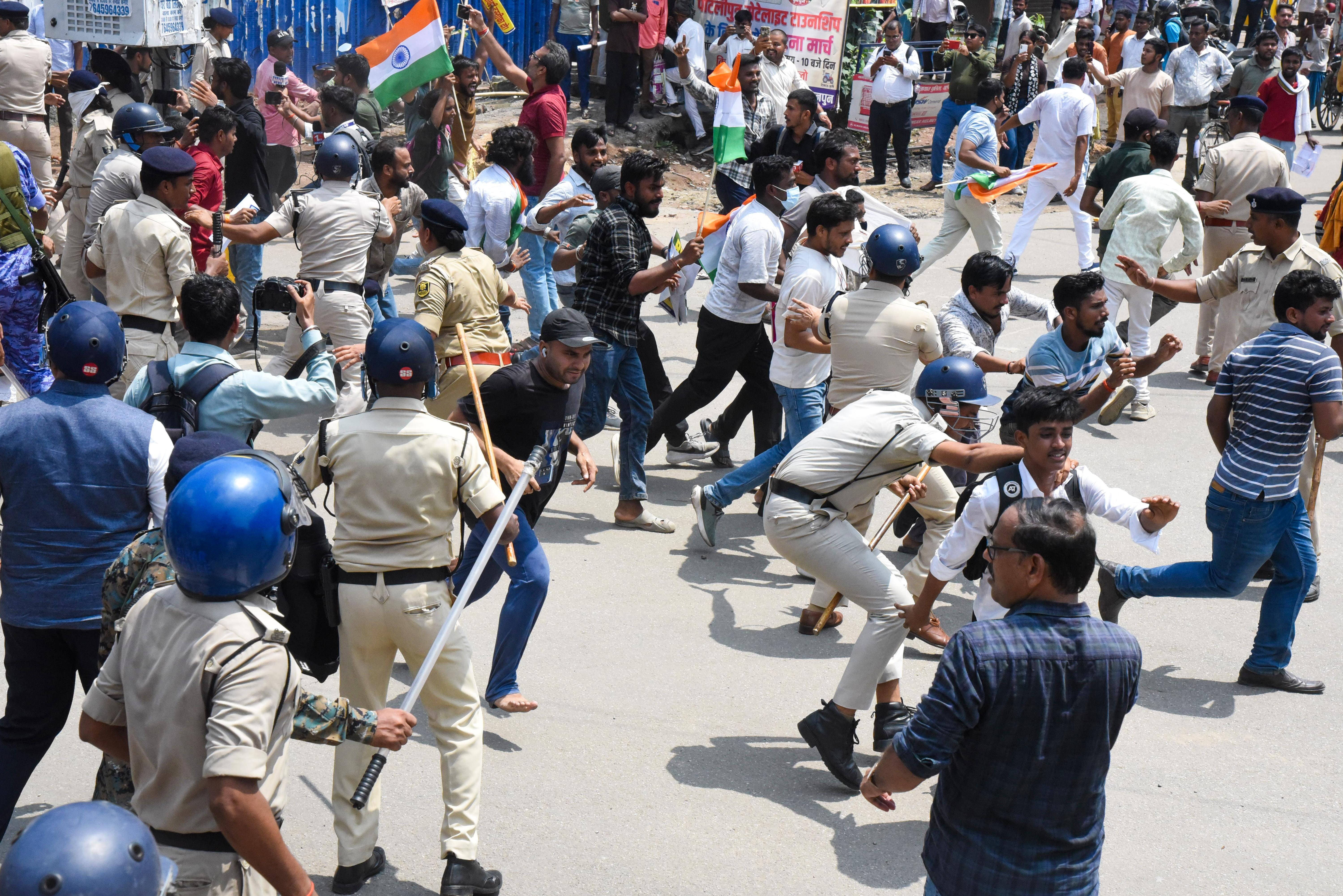 Patna: Students Hold Lok Bhavan March