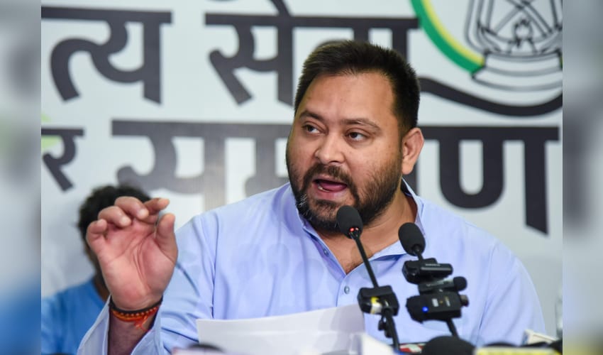 Patna: Tejashwi Yadav addresses press conference