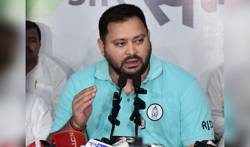Patna: Tejashwi Yadav addresses press conference