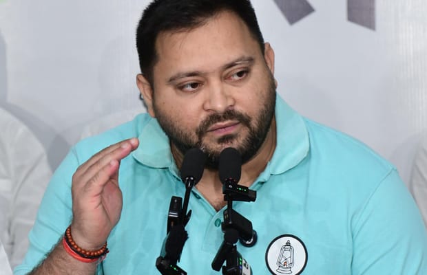 Patna: Tejashwi Yadav addresses press conference