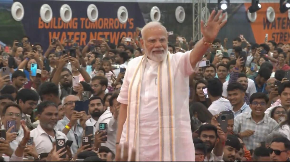 PM Modi gets rousing welcome in Vadodara, to unveil projects worth over Rs 35,000 crore