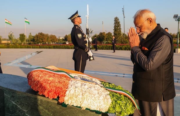 PM Modi lays wreath at Yangi Uzbekistan Park, honouring history, heritage and national spirit