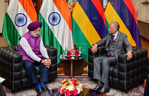 Port Louis: Hardeep Singh Puri meets Mauritius PM