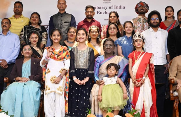 President Murmu interacts with Indian community on the last day of state visit to Romania