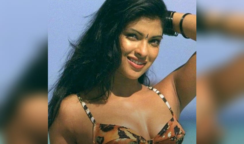 Priyanka Chopra hops on the 'Kinda Chic” trend'