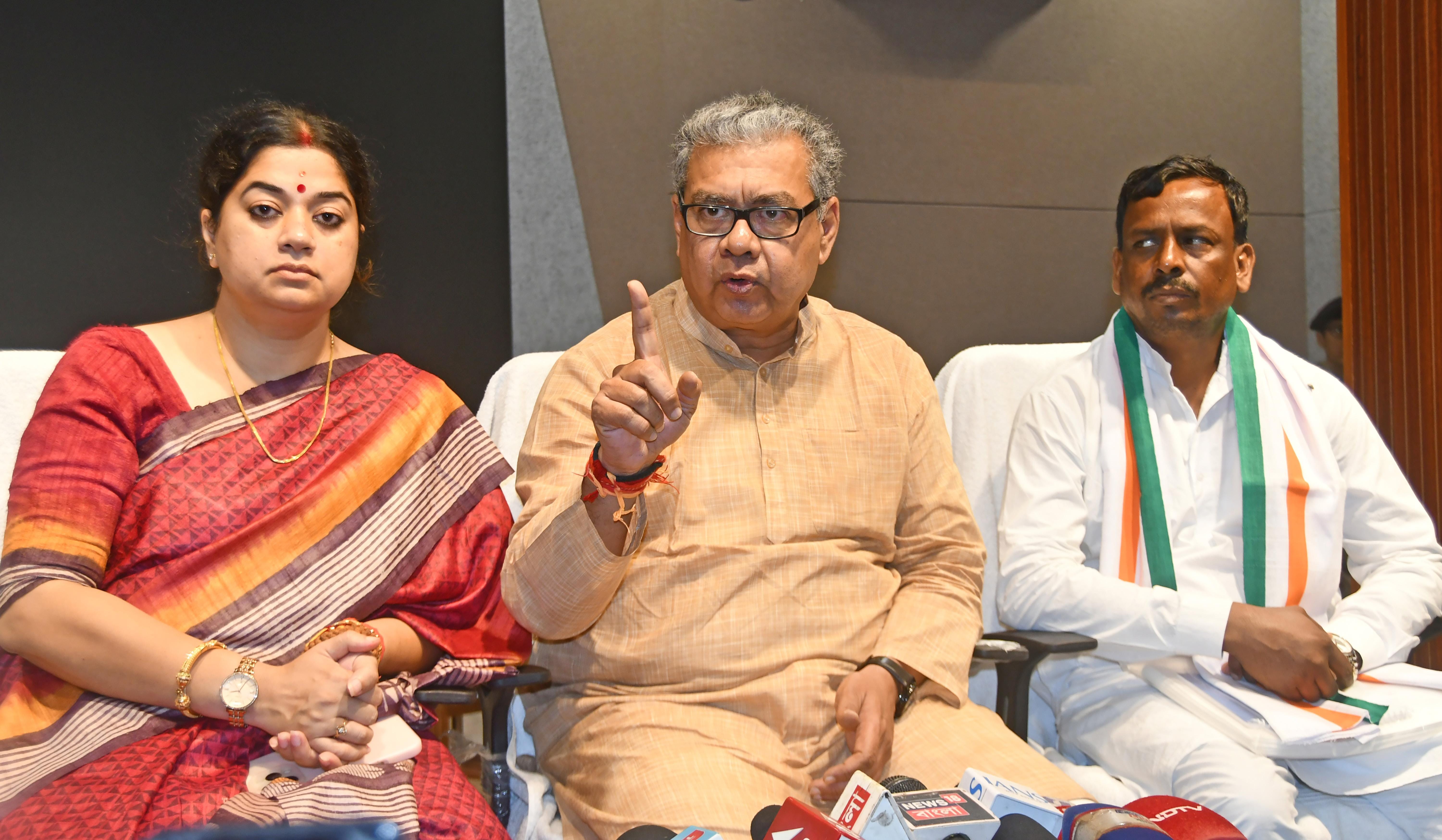 Purba Bardhaman: Sharadwat Mukherjee speaks to media during hospital inspection