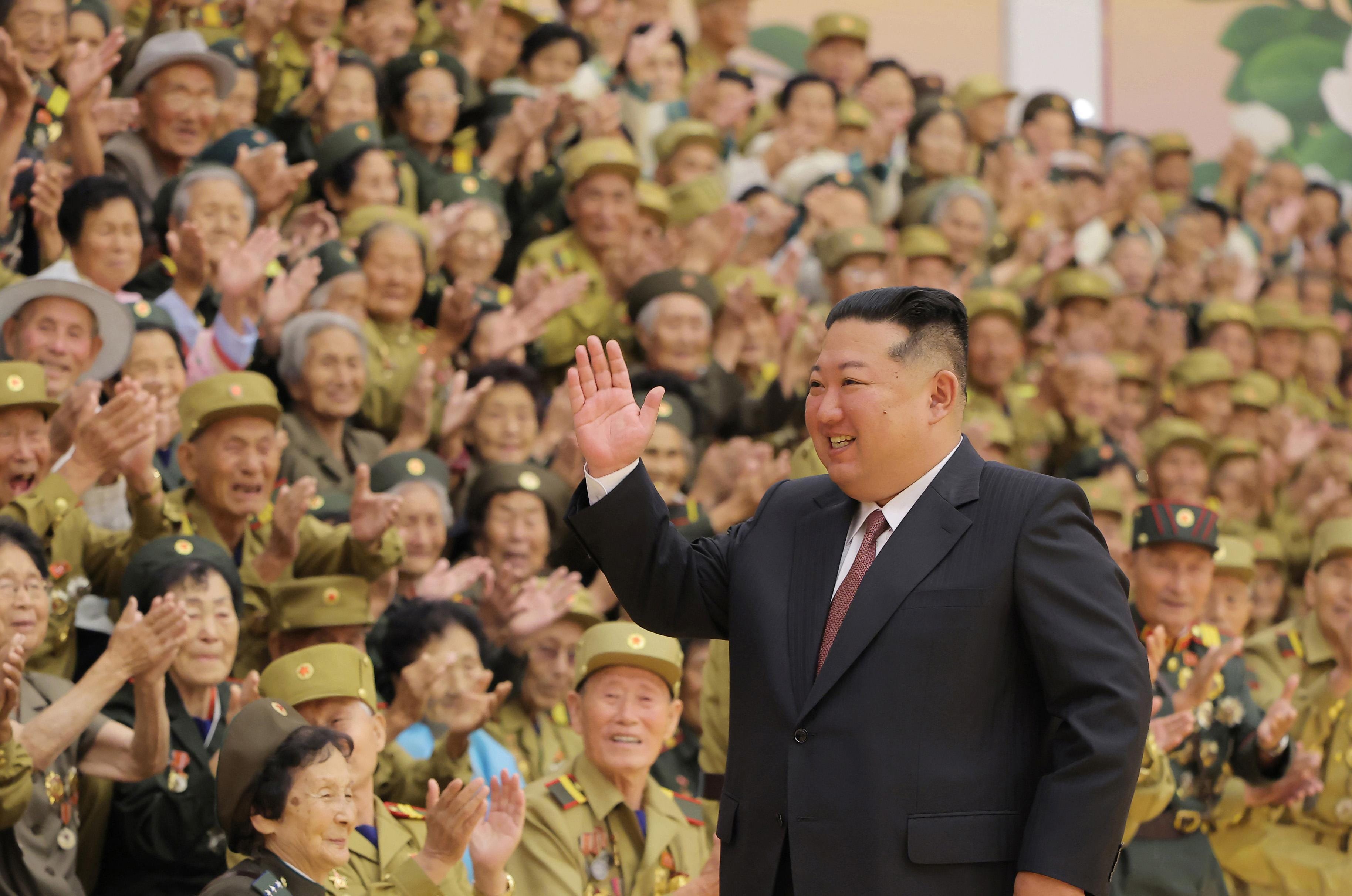 Pyongyang: North Korean leader meets war veterans
