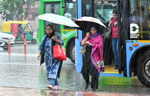 Rain lashes New Delhi