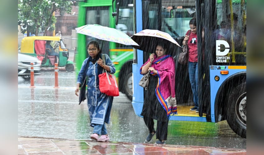 Rain lashes New Delhi