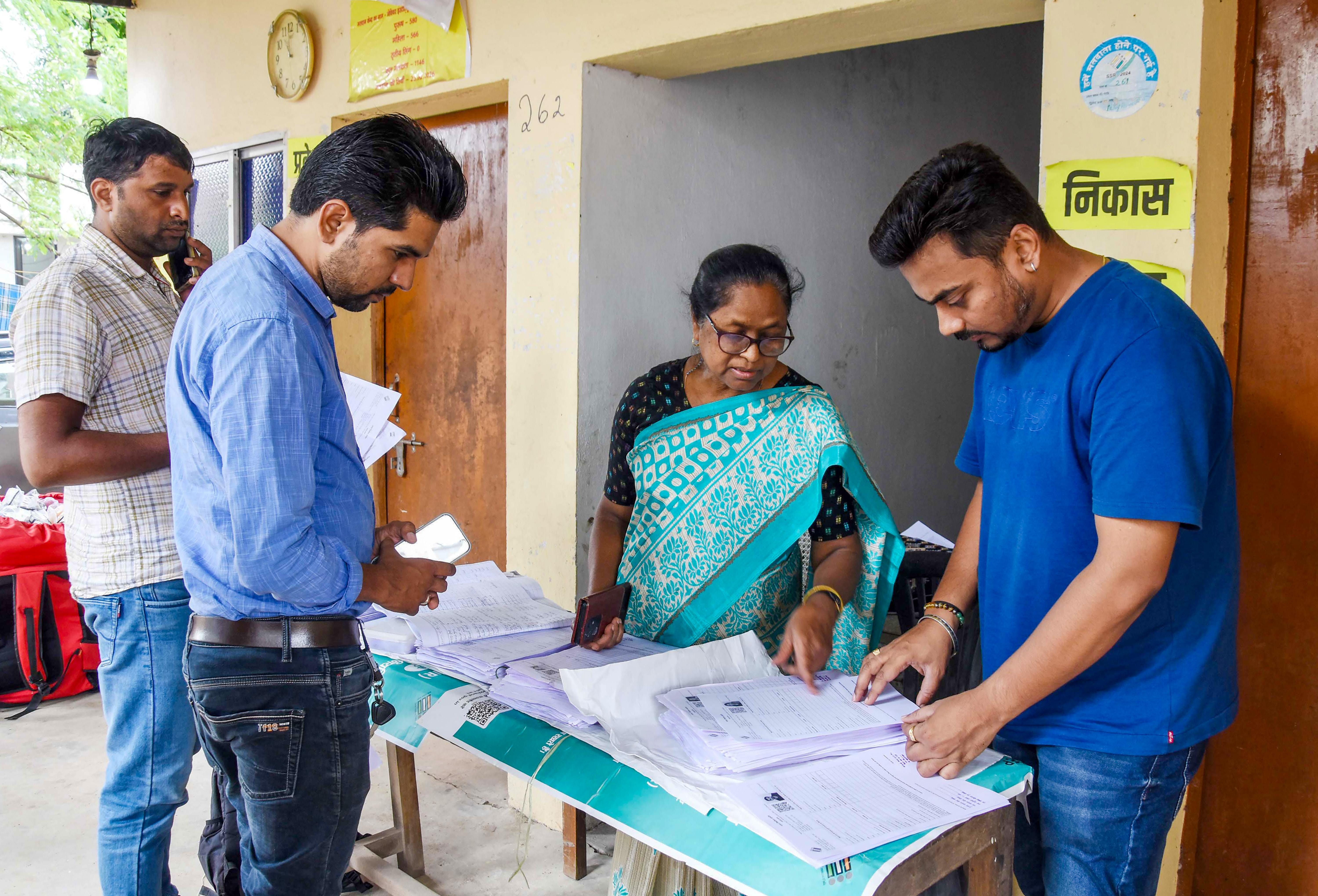 Ranchi: BLOs assist voters during SIR drive