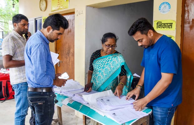Ranchi: BLOs assist voters during SIR drive