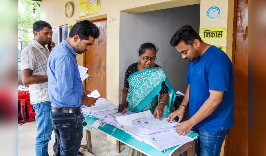 Ranchi: BLOs assist voters during SIR drive