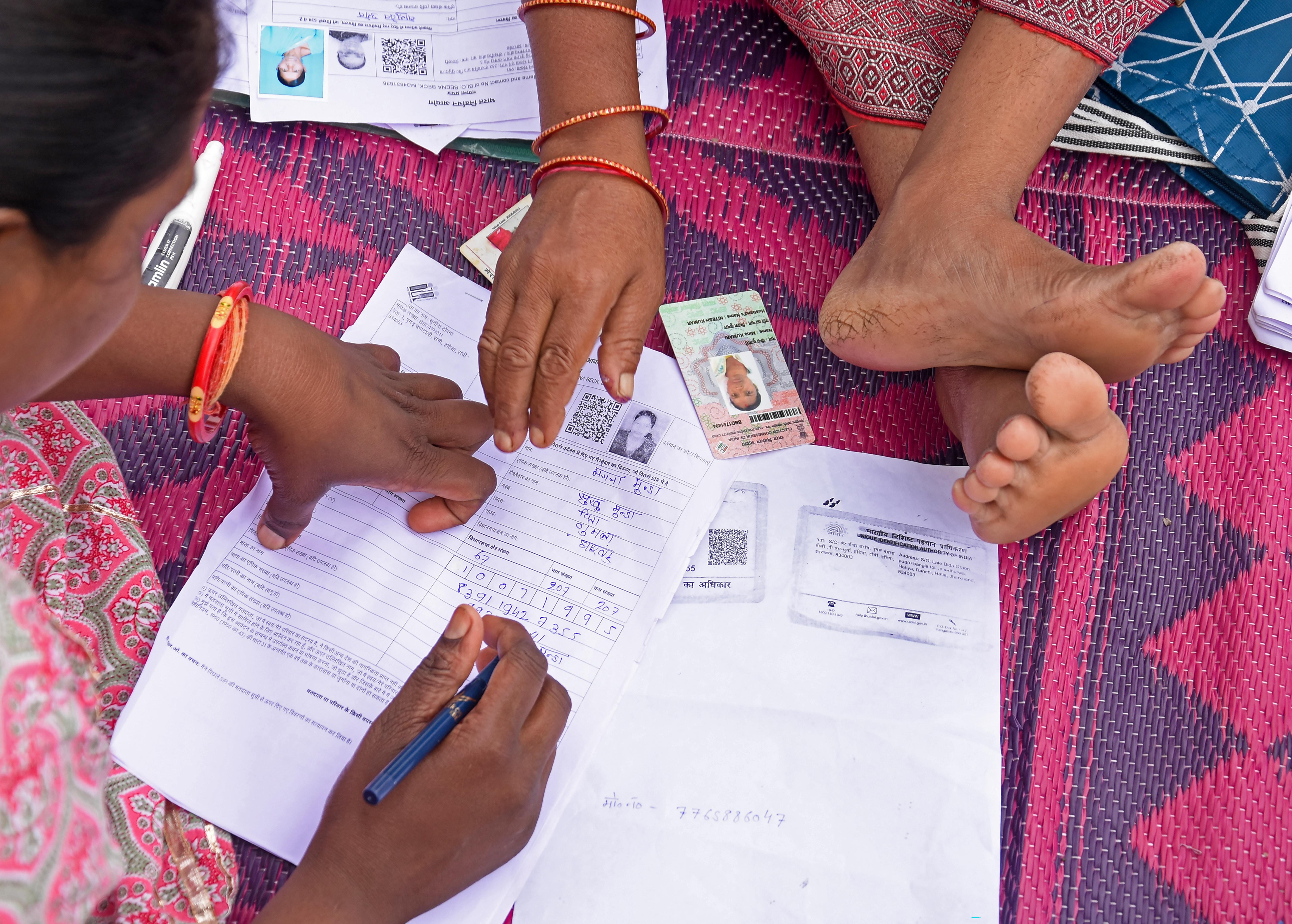 Ranchi: BLOs assist voters during Special Intensive Revision