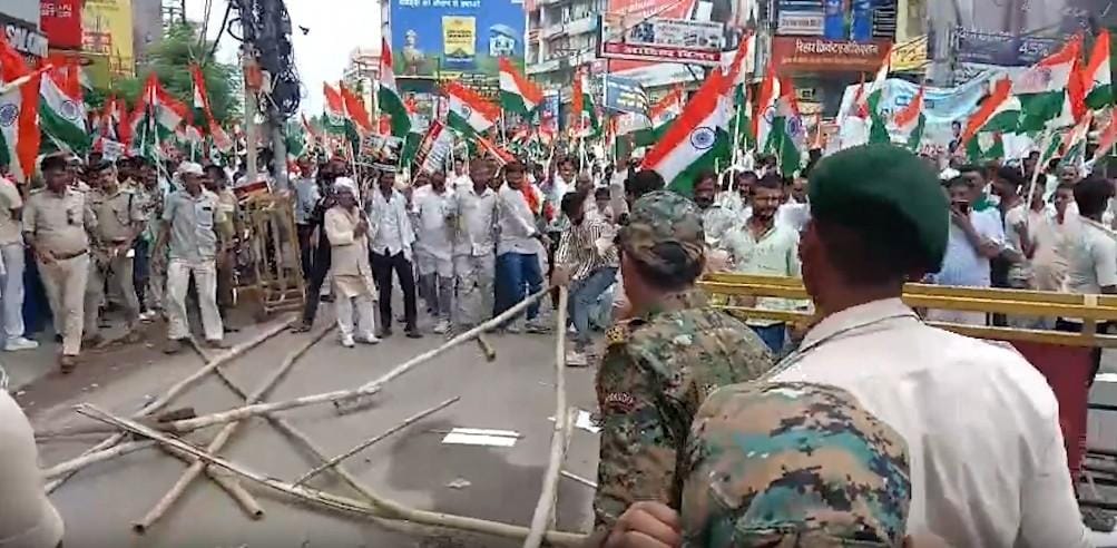 RJD’s Raj Bhavan march turns tense in Patna as protesters try to break through barricades