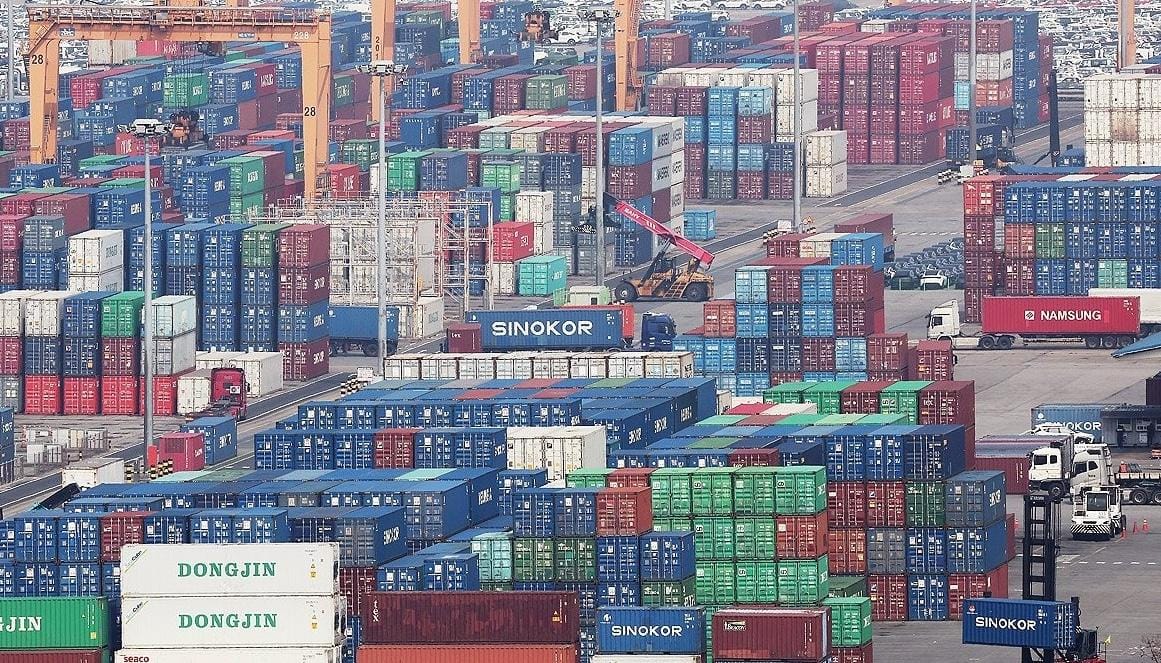 S. Korea posts record current account surplus in June on strong chip exports