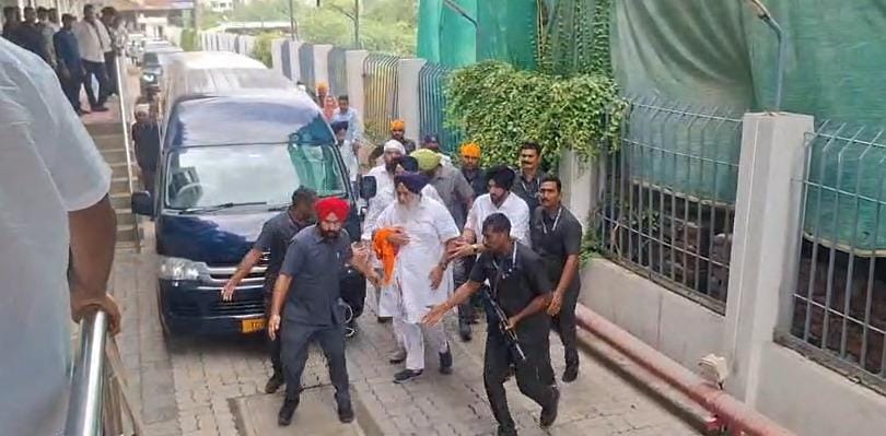 SAD chief Sukhbir Singh Badal attacked at Nanded gurdwara, PM calls up to check condition, CM Fadnavis orders probe (Lead)