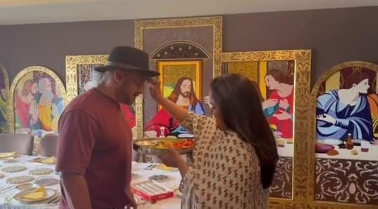 Salman Khan's sister Arpita performs aarti as she ties rakhi to Bhaijaan 