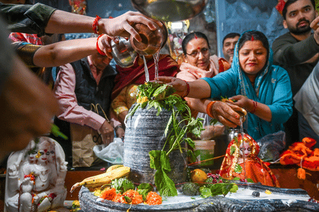 Second Monday of Shravan draws thousands of Kanwariyas, devotees to Shiva Temples across UP, U’khand