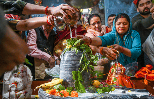 Second Monday of Shravan draws thousands of Kanwariyas, devotees to Shiva Temples across UP, U’khand